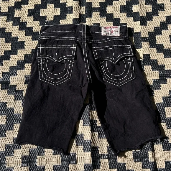 True Religion Men’s Black Denim Cut Off Shorts w/Contrast Stitching - Picture 2 of 4